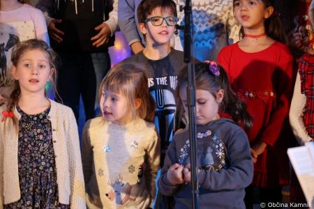 Miklavžev koncert na Osnovni šoli Toma Brejca napolnil telovadnico do zadnjega kotička (42)